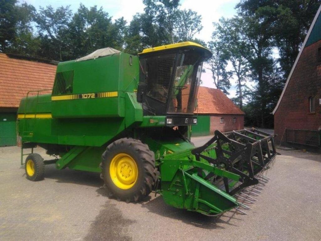 farm-equipment-combine-harvesterJOHN-DEERE-1072---1599211721899428849_big--20090412283166847000