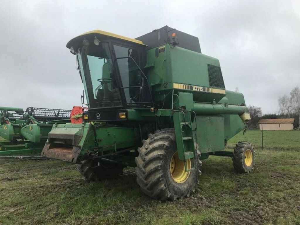 farm-equipment-combine-harvesterJOHN-DEERE-1075---1590516497475242223_big--20052621081339781400