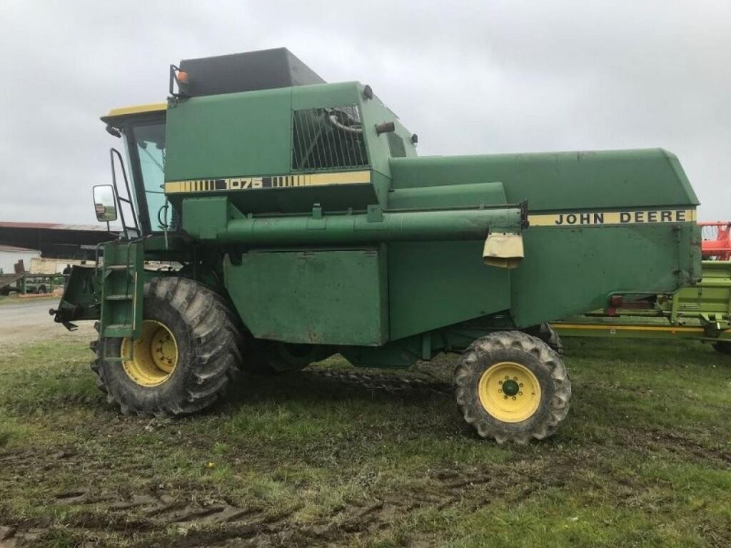 farm-equipment-combine-harvesterJOHN-DEERE-1075---1590516498051026242_big--20052621081339781400