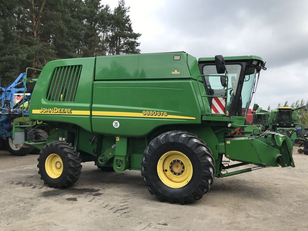 farm-equipment-combine-harvesterJOHN-DEERE-9880-STS---1600360375925418620_big--20091719292628927100